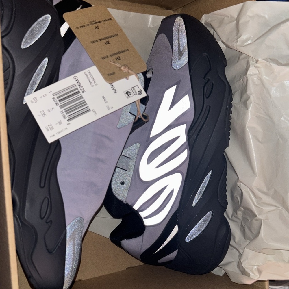 -YZY 700 size 5 1/2 in us woman’s. Brand new never warn, I bought the wrong size